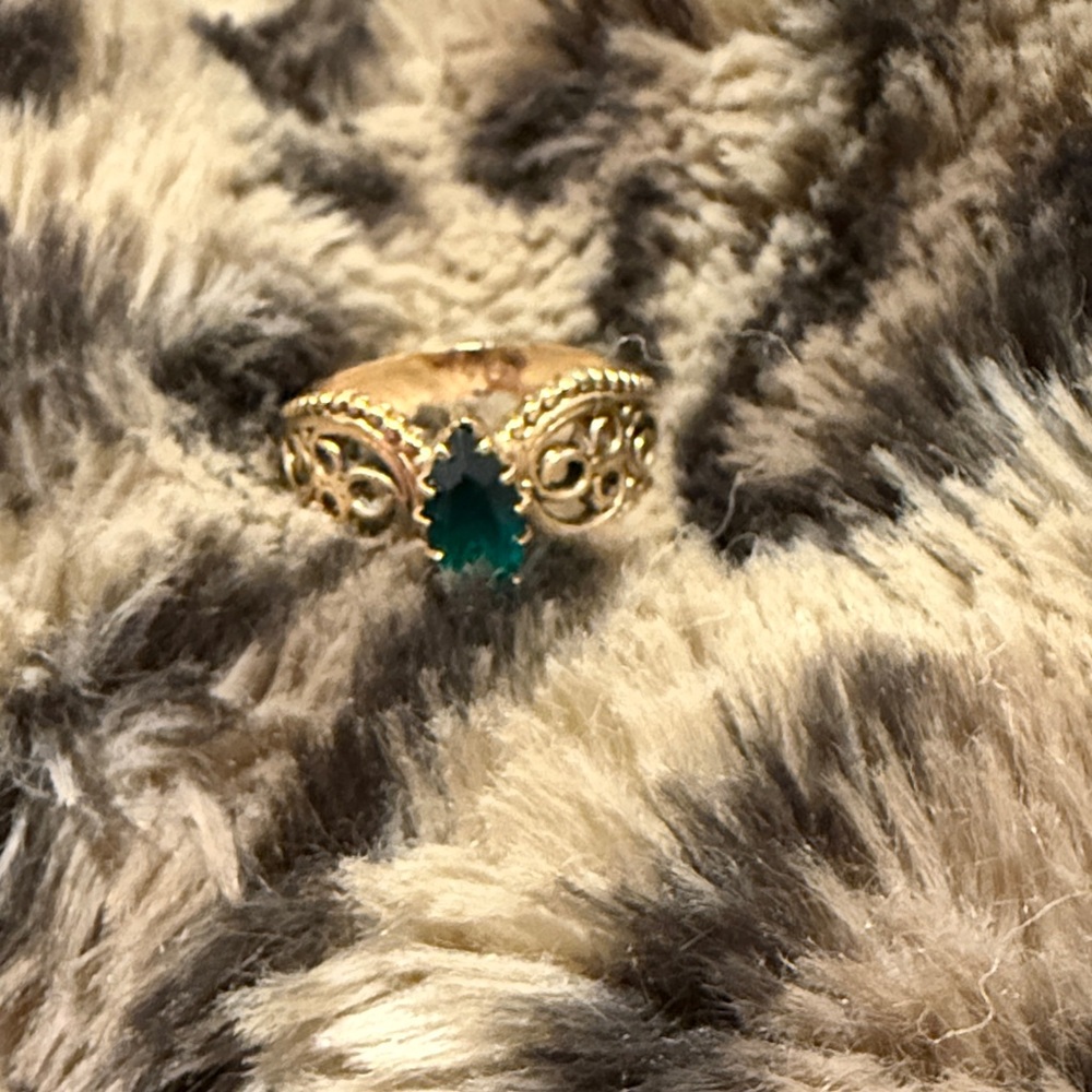 Elegant Gold and Green Teardrop Ring